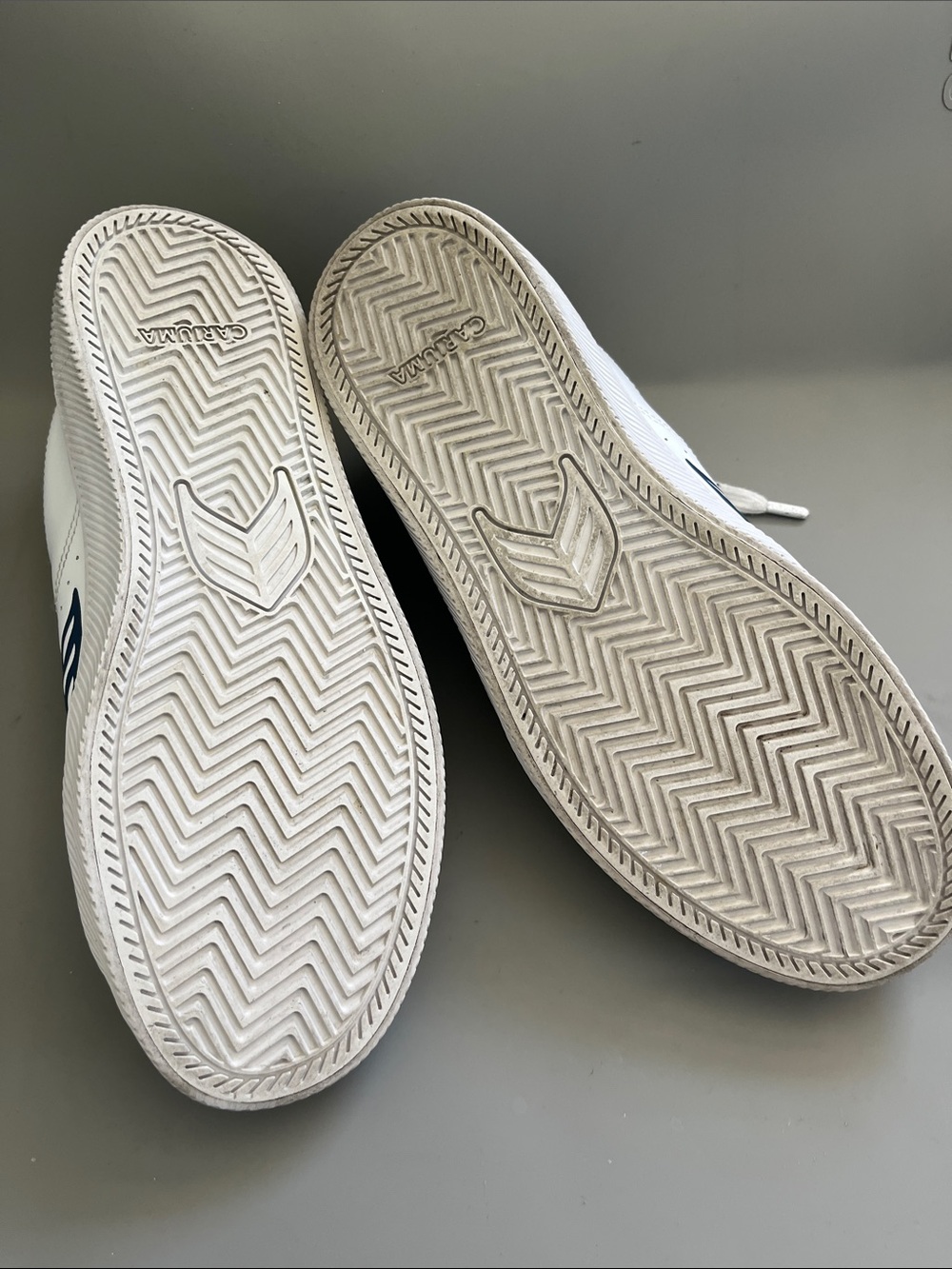Women’s 8.5/Men’s 7 Cariuma Salvas White Sneakers with Navy Details - Picture 5 of 7